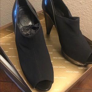 Donald Pliner Crepe And Leather Black Pumps